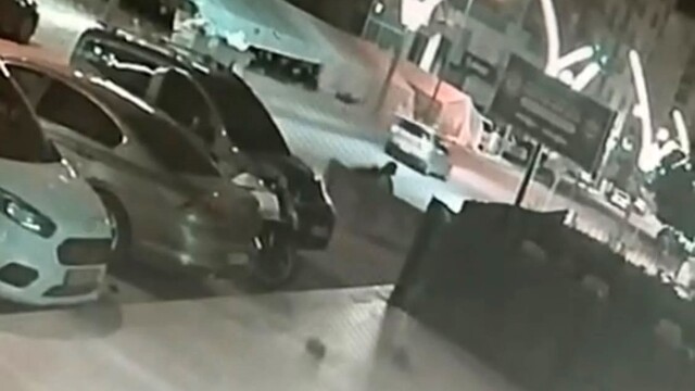 Batman'da evine giden kadına kapkaç kamerada