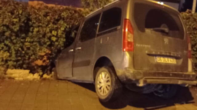 Batman'da otomobille çarpışan hafif ticari araç bahçe duvarına çarptı