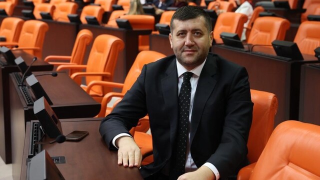 Baki Ersoy eylem yapan işçilere sahip çıktı
MHP Kayseri Milletvekili Baki Ersoy:
"İşçinin alın terine uzanan elin, hak arayan insanı tehdit edenin karşısında bizi bulursunuz"