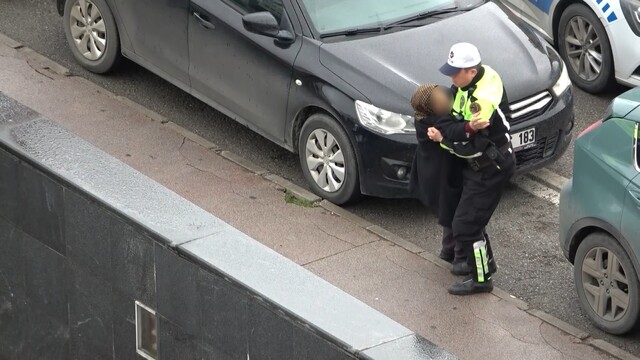 Polisin yaralı kadına yardımı yürekleri ısıttı: Kaldırıma taşıdı, ıslanmasın diye yelekle korudu
