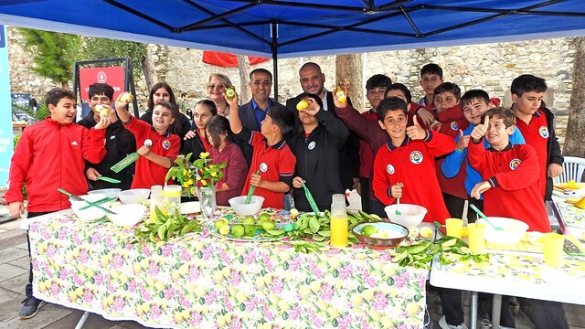 Çeşme Kalesi'nde çocuklar tarihle buluştu, limonata yaptı