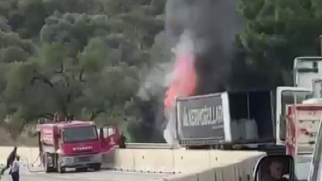 Seyir halindeki tır alevlere teslim oldu