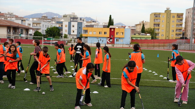 Silopi'de çim hokeyi kursu açıldı