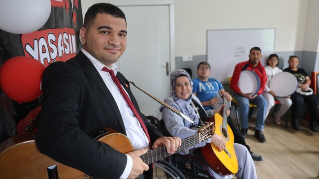 Çocukluğunda oyuncak gitarla müziğe ilgisi başlayan otizmli Ertuğrul, özel bireylere müzik eğitimi vermeye başladı