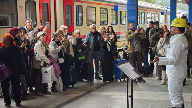 Zonguldak'a gelen Turistik Karaelmas Ekspresi'ni Madenci Korosu karşıladı