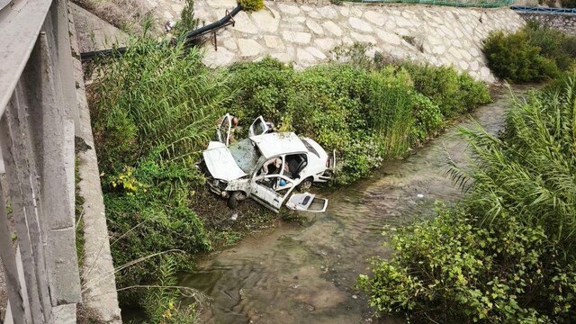 Hatay'da dereye düşen otomobildeki 3 kişi yaralandı