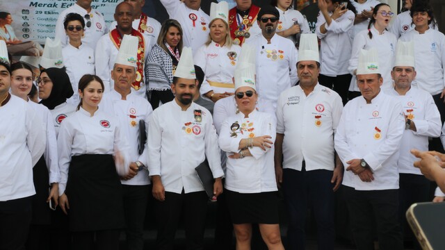 Antalya'da Uluslararası Gastronomi ve Mutfak Yıldızları Festivali başladı
Türkiye'den ve dünyanın farklı ülkelerinden şefler Antalya'da bir araya geldi