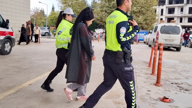 Bursa'da "tırnakçılık" yöntemiyle hırsızlık yaptıkları iddia edilen 4 şüpheli yakalandı