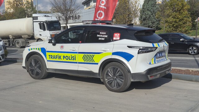 Akaryakıt istasyonu içerisinde otomobilin çarptığı kadın yaralandı