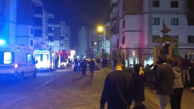 Diyarbakır'da apartman dairesinde yangın: 5 kişi dumandan etkilendi