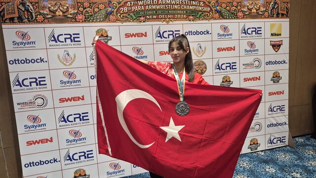 Samsunlu lise öğrencisi Merve Keskin bilek güreşinde dünya ikincisi oldu