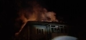 Banyo kazanından çıkan yangında ev kullanılamaz hale geldi