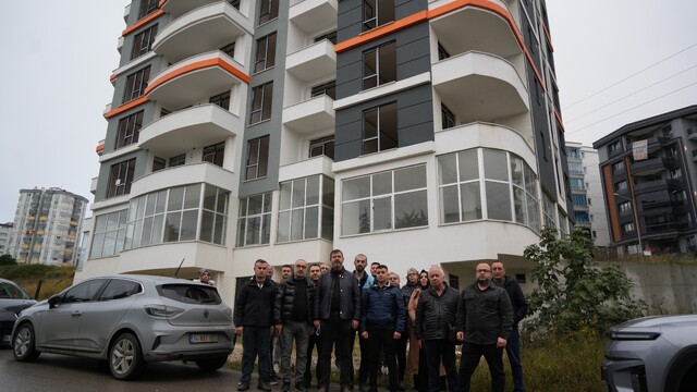 Samsun'da müteahhit ile kooperatif arasındaki uyuşmazlık 80 aileyi mağdur etti
Kira ödediklerini ve bekleyecek tahammülleri kalmadığını belirten aileler, sorunun müteahhit ile değil, kooperatif yöneticileriyle birlikte çözülmesini istediklerini ifade etti