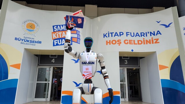 İnsansı robot "Çakır" Samsun Kitap Fuarı'nda ziyaretçileri karşıladı