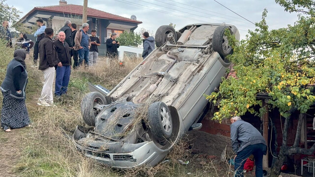 Kırıkkale'de kontrolden çıkan otomobil kömürlüğün çatısına devrildi