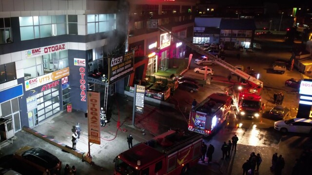 Erzurum'da sanayi sitesinde korkutan yangın: İtfaiye faciayı önledi