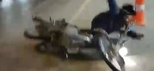 TIR’dan yola dökülen yağ nedeniyle motosiklet devrildi